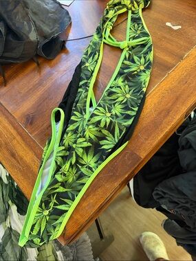 Green Leaf Print One-Piece Swimsuit/exotic wear thong
